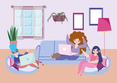 Uzaktan çalışan kadınlar oturma odasında kanepe ve dizüstü bilgisayarlı sandalyeler.