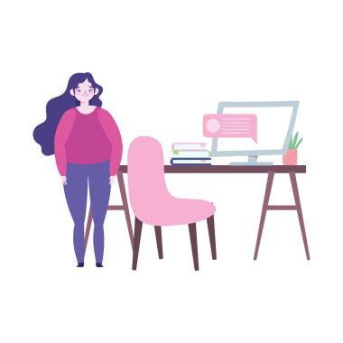 Uzaktan çalışan, masa başı bilgisayar kitaplarıyla odada duran bir kadın.