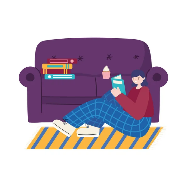 Δραστηριότητες των ανθρώπων, νεαρή γυναίκα κάθεται βιβλίο ανάγνωσης, καναπές με βιβλία και cupcake — Διανυσματικό Αρχείο