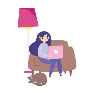 Uzaktan çalışan, dizüstü bilgisayarı olan ve kedisi uyuyan genç bir kadın.