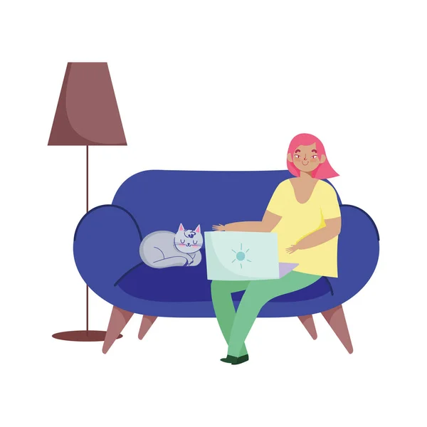Trabajando a distancia, mujer joven sentada en un sofá con portátil y gato — Vector de stock