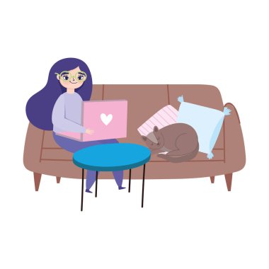 Uzaktan çalışan, dizüstü bilgisayarı ve kedisiyle kanepede oturan genç bir kadın.