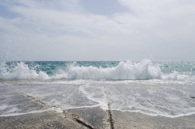 Güzel fırtınalı denizde dalgalar ile