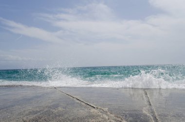 Güzel fırtınalı denizde dalgalar ile
