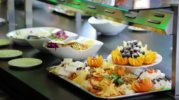 Un tavolo a buffet con frutta e dolci — Video Stock