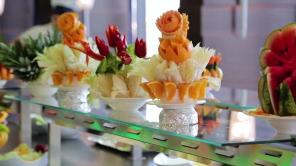 Una mesa buffet con fruta y pasteles — Vídeos de Stock
