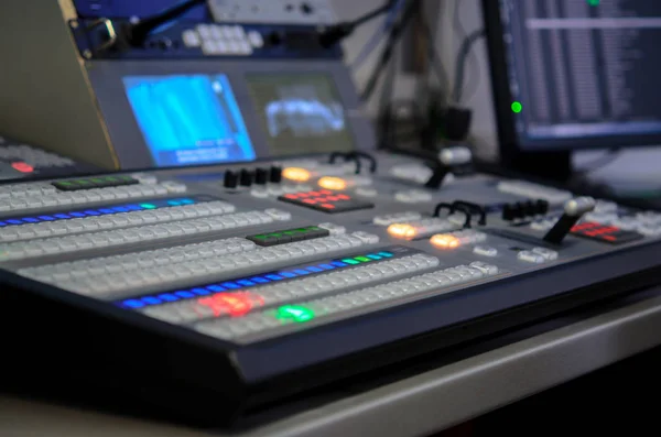 Video a audio ovládání směšovací stůl, televizní vysílání — Stock fotografie