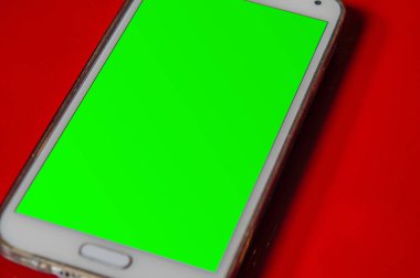 Sabah kahvesi gözden geçirilmesi mali pos ile kırmızı bir tabloda