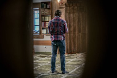 Müslüman bir camide namaz kılıyor