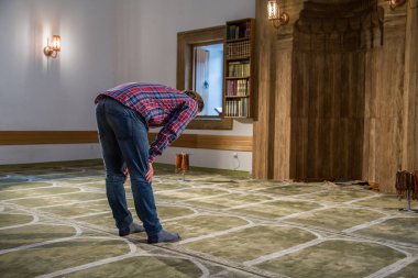 Müslüman bir camide namaz kılıyor