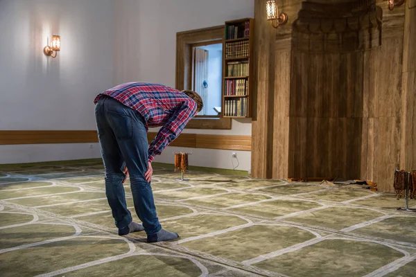 Müslüman bir camide namaz kılıyor