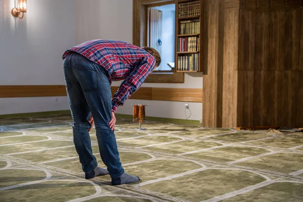 Müslüman bir camide namaz kılıyor