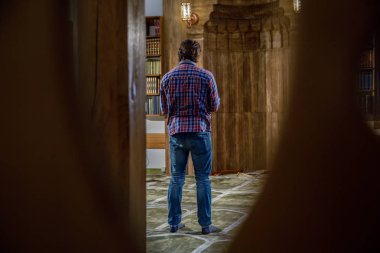 Müslüman bir camide namaz kılıyor