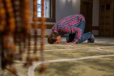 Müslüman bir camide namaz kılıyor