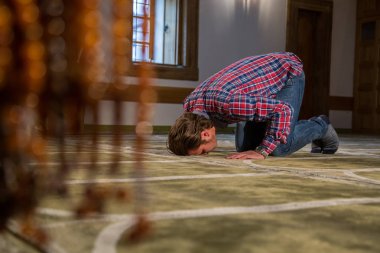 Müslüman bir camide namaz kılıyor