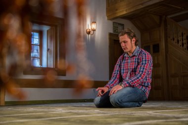 Müslüman bir camide namaz kılıyor