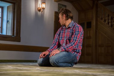 Müslüman bir camide namaz kılıyor