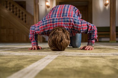 Müslüman bir camide namaz kılıyor