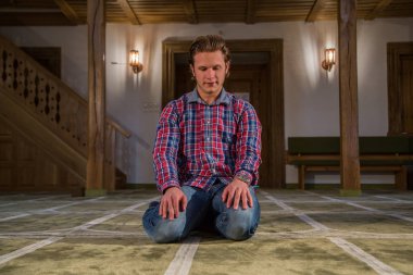 Müslüman bir camide namaz kılıyor