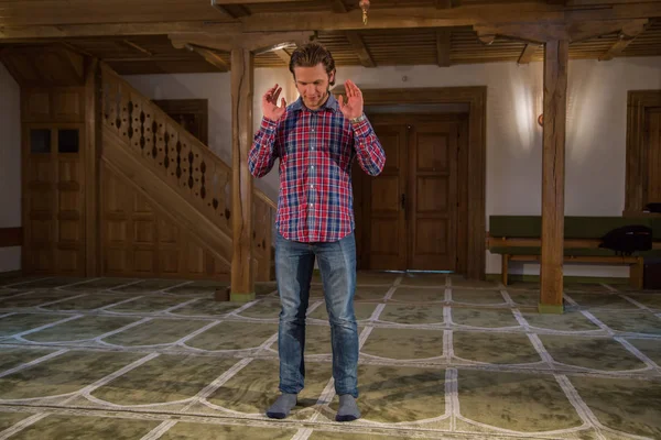 Müslüman bir camide namaz kılıyor