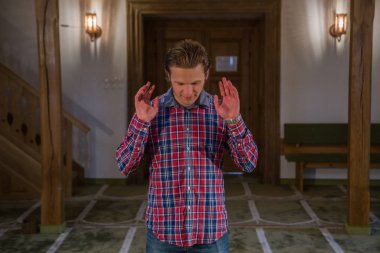 Müslüman bir camide namaz kılıyor