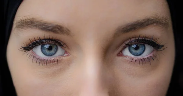 Γυναίκες με μαντίλα με γαλάζια μάτια, πορτραίτο — Φωτογραφία Αρχείου
