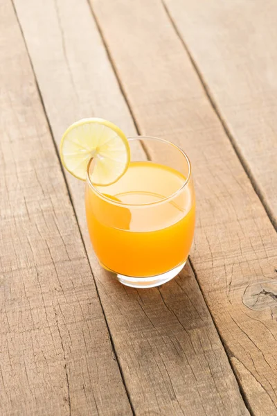 Tablo ahşap zemin üzerine portakal suyu