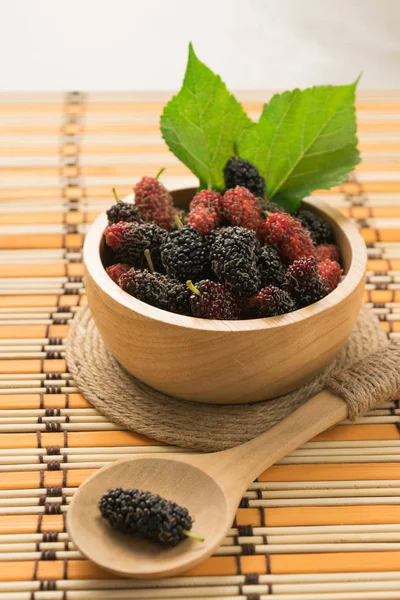 taze dut meyve kase ahşap arka plan üzerinde