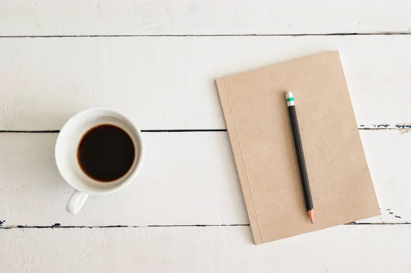 kitap ve ahşap beyaz kahve