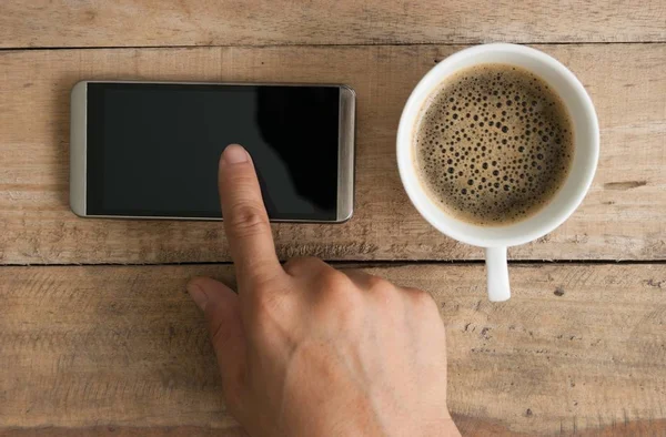 Ahşap masa Smartphone kullanarak ele