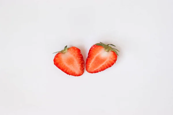 Çilek beyaz arkaplanda izole edildi