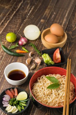 Sos ve tablo ahşap backgroound madde ile erişte.