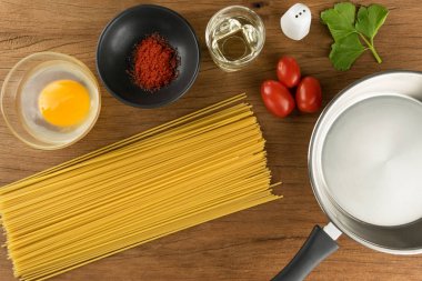 Spagetti ve baharat cooki için tablo ahşap arka plan üzerinde yumurta