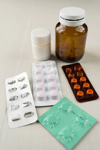 Tabletler ve tablo, ilaçlar çeşitli haplarla paketleme