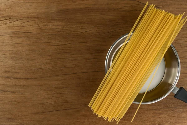 Špagety s nádobím na pozadí tabulky — Stock fotografie