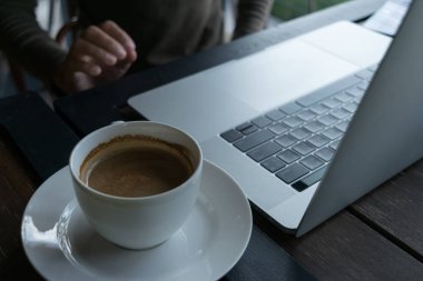 Tablo ahşap arka plan kafede kahve ve bulanıklık laptop