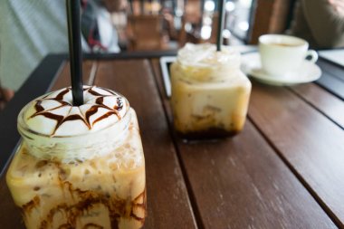 Cafe masa ahşap arka plan üzerinde kahve mocha buzlu kahve,