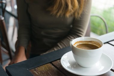kahve ve kadınlar kafede oturan Bulanıklaştır