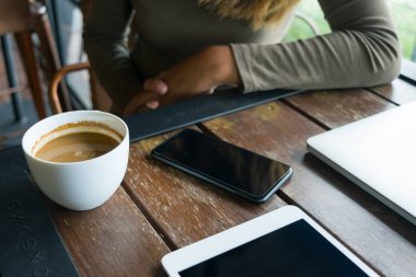 Kahve ve kafeleri ile cep telefonları, not defteri, lapto kadınlarda