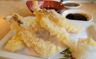 Japon mutfağı, tempura karides (derin kızarmış karides) sos ile