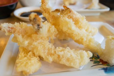 Japon mutfağı, tempura karides (derin kızarmış karides) sos ile