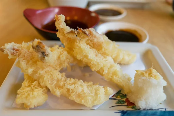 Japán konyha tempura garnélarák (mély sült garnélarák) mártással — Stock Fotó