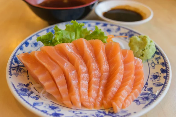 Lazac hal wasabi és a mártással a tábla fa étteremben — Stock Fotó