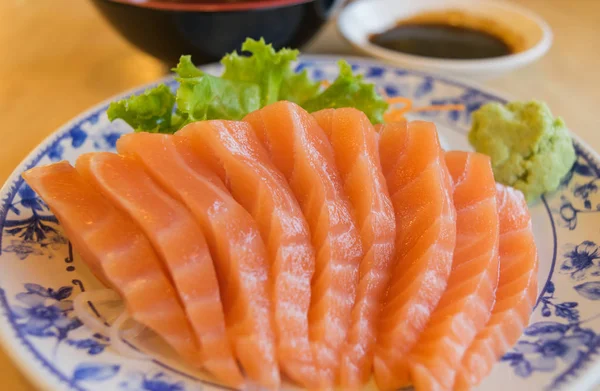 Lazac hal wasabi és a mártással a tábla fa étteremben — Stock Fotó