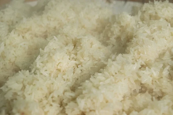 Varm klibbig ris i en behållare på bord, i kostsamt upp — Stockfoto