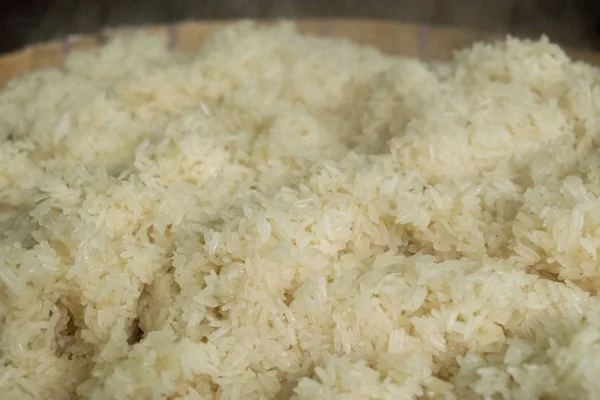 Gorącą lepki ryż w pojemniku na stole, w który zajmowaliśmy się — Zdjęcie stockowe