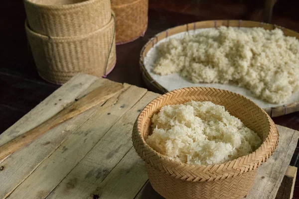 Traditionelle Kultur Kochen von klebrigem Reis in Thailand und Laos Stockbild