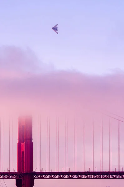 Golden Gate mist en vliegtuig Stockafbeelding