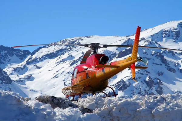 Helikopter over besneeuwde berg Stockfoto