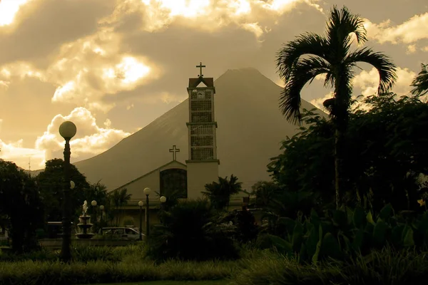 La Fortuna Kościoła i Arenal Volcano — Zdjęcie stockowe